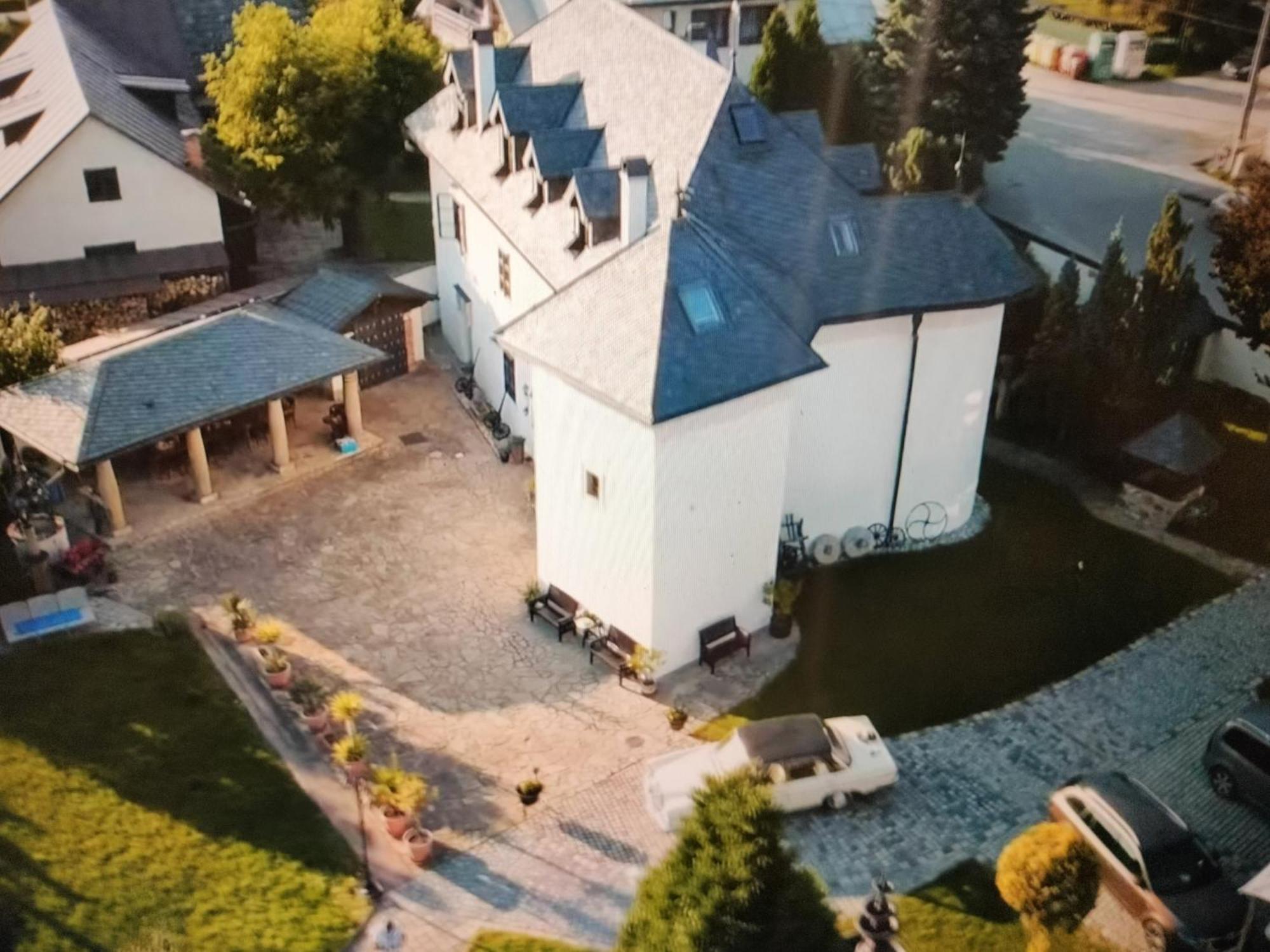 Appartement Castle Kastiel Kotešová Extérieur photo